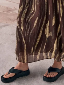 V-Strap Flatform Thong Sandals